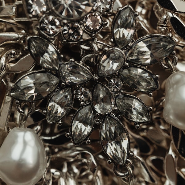 银花丝·缠枝胸针